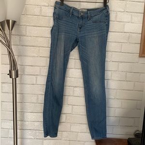 Hollister light wash slightly distressedskinny/straight jeans women’s juniors 9